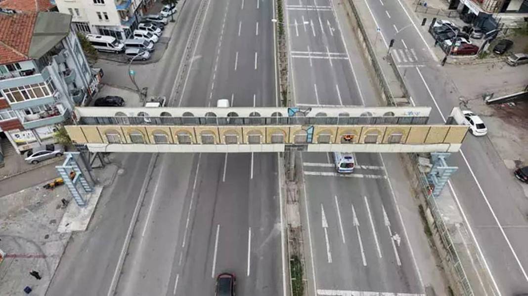 Evinin salonu görününce üst geçidi yıktırdı! 5